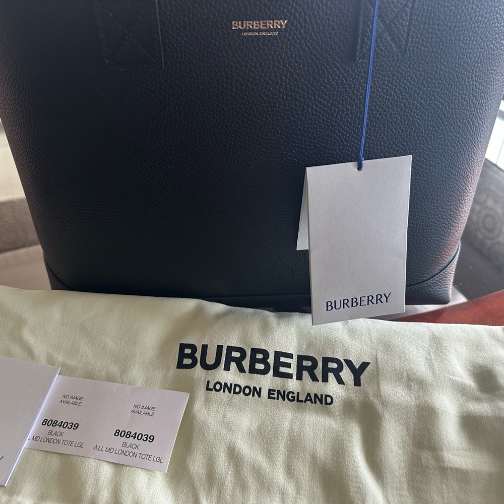 Burberry Grainy London Black Leather Handbag - Picture 3 of 6
